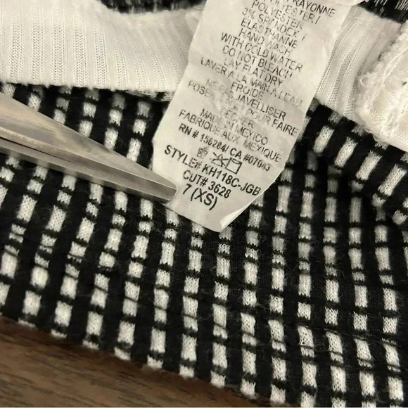 Caution to the wind girl top 7(XS) - Picture 4 of 7